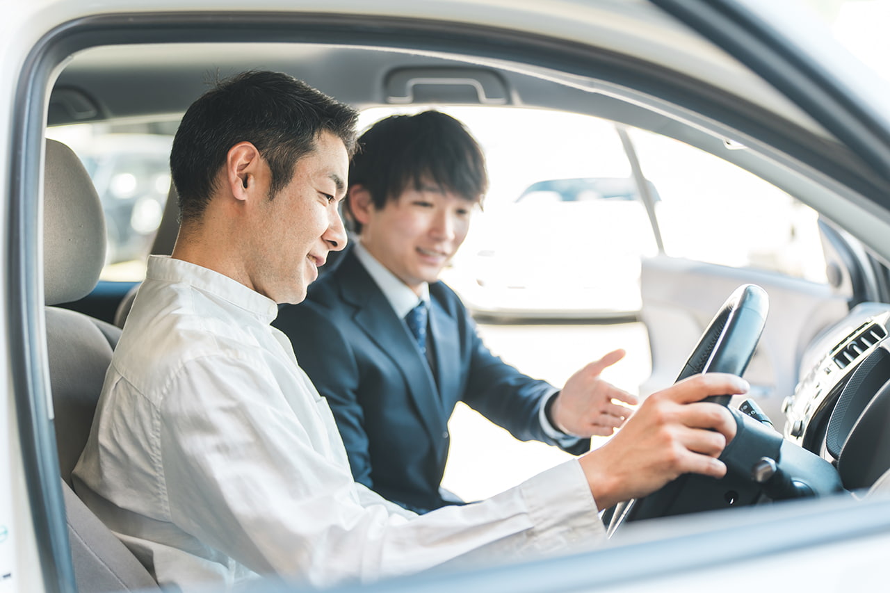 車内でお客様に説明をするスタッフ